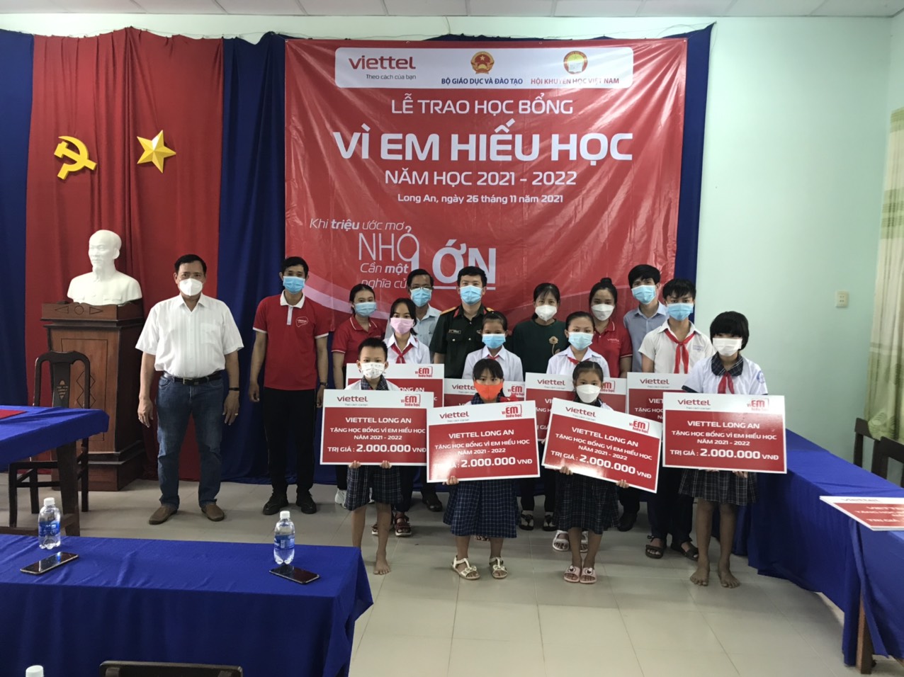 Công ty Viettel Chi nhánh Long An tặng học bổng cho học sinh nghèo hiếu học