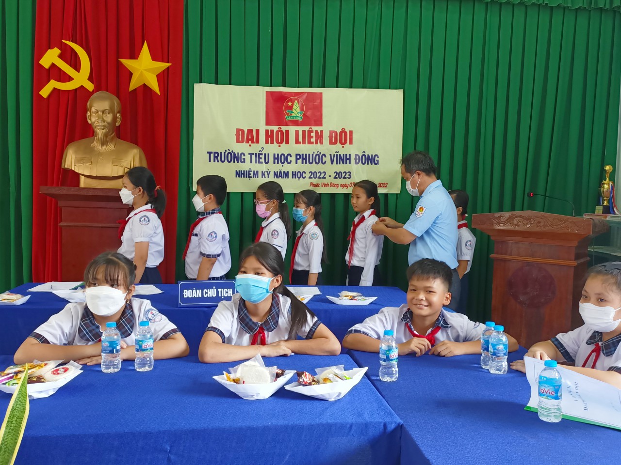 Đ/c Nguyễn Thanh Nghị TPT đội Công nhận BCH Liên đội mới và đeo cấp hiệu