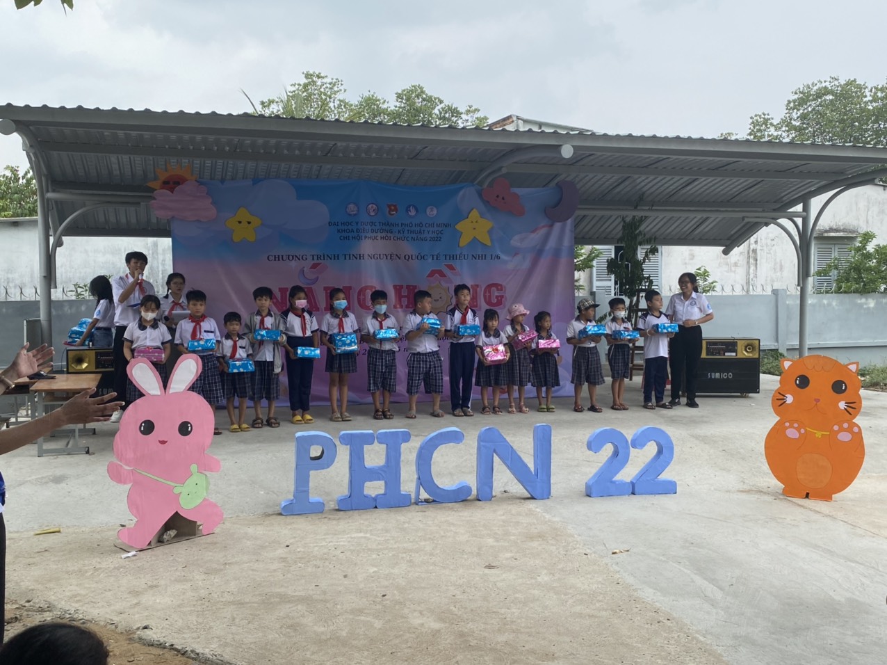 Sinh viên trường Đại học Y Dược TPHCM giao lưu học sinh trường Tiểu học Phước Vĩnh Đông