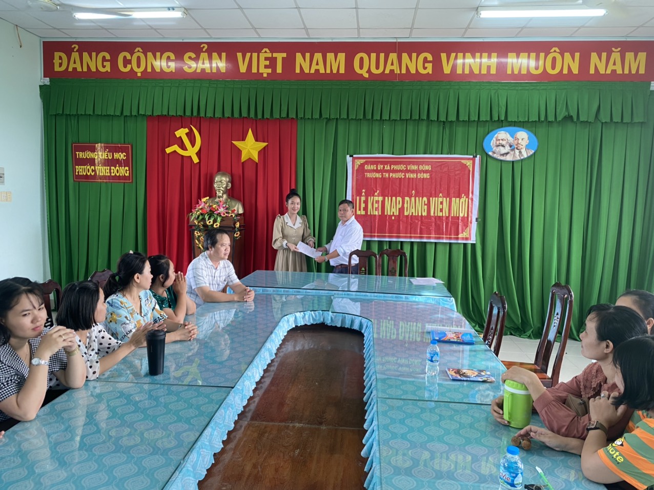 Đồng chí Trần Thị mỹ Lan nhận Quyết định kết nạp đảng
